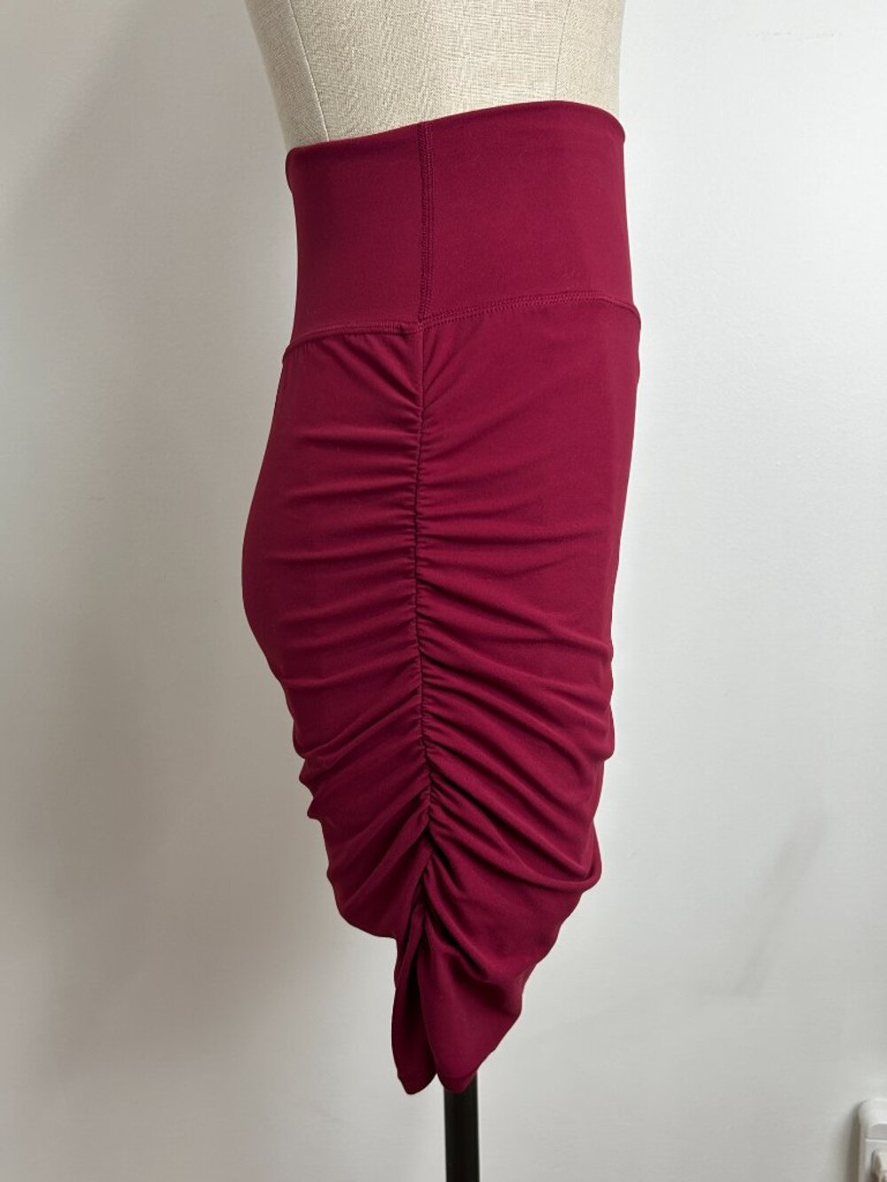 Athleta Transcend Ruched Skort Size S Small Berry Burgundy Pockets Summer SU23 - Picture 3 of 14